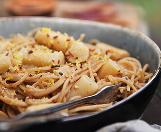 Vegetarisk pasta med svartrötter och citrus