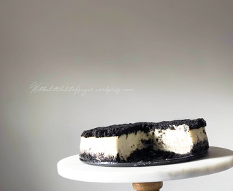 Krämig vanilj cheesecake med oreo botten & topping!