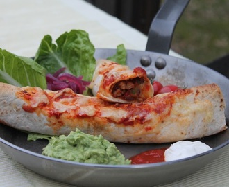 Enchiladas med kyckling, guacamole och tacosås