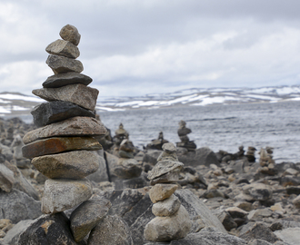 Vyer, stentorn och vattenfall på Hardangervidda på vägen till Folgefonna