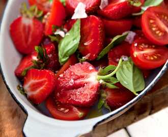 Tomat- och jordgubbssallad