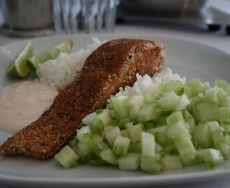 Sesampanerad lax med syrlig sallad på gurka, äpple, selleri och lime