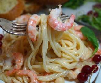 Krämig räkpasta med vin och vitlök