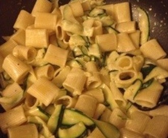 …krämig pasta med zucchini och fläskytterfilé.