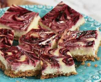 Cheesecake med svartvinbärsswirl