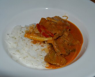 Fläskfilégryta med röd curry och paprika