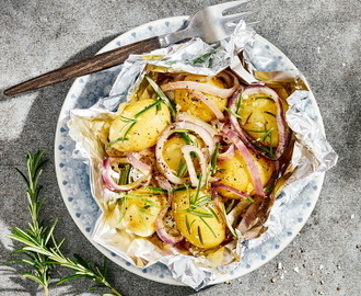 Potatis i folie med vitlök och rosmarin