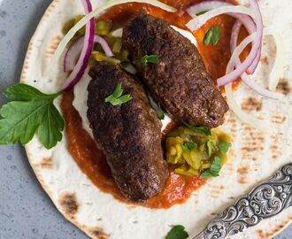 Cevapcici på tunnbröd med ajvar & yoghurt