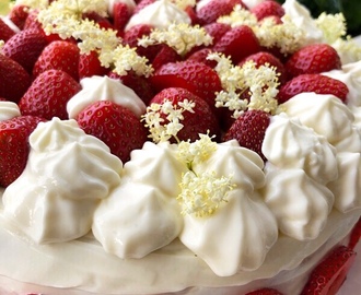 Cream cheesetårta med fläder och jordgubbar