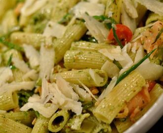 Pasta med pesto och gravad lax