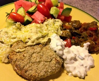 Panerade Blomkålsbiffar med Ratatouille, Purjolökstuvning och Tzatziki