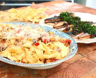 Stekt makrill med hemgjord pasta och oliver
