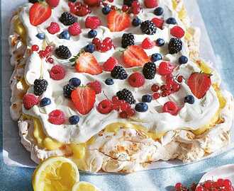 Pavlova med citron och bär