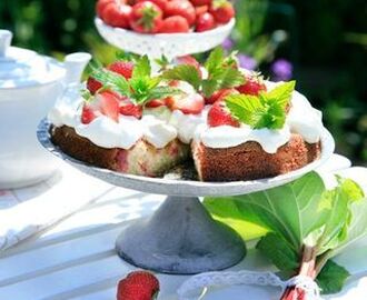 Rabarbertårta med vaniljkräm och jordgubbar