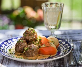 Grekiska biffar i tomatsås med fetaostsmul