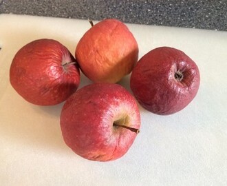 Fyra skrumpna äpplen