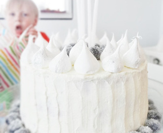 Födelsedagstårta med vanilj- och blåbärsfyllning