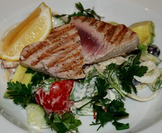 Lättgrillad tonfisk med variant på ceasarsallad