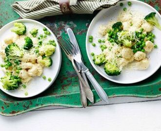 Krämig gnocchi med broccoli, ärter och parmesan