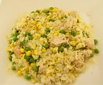 Blomkåls risotto med kyckling ärter och majs. Tryckkokare.