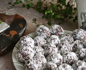 Chokladbollar på mandel, cashew och dadlar