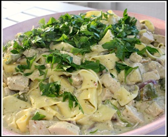 Krämig pasta med quornfiléer, pesto och olika grönsaker