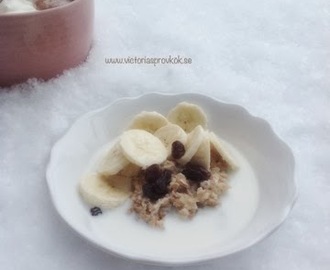 Frukosttips- havregrynsgröt med kokos toppad med russin och banan