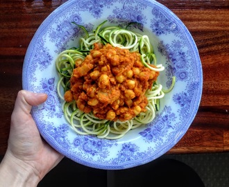 Krämig lins- och kikärtsgryta med smak av curry, banan och jordnötssmör