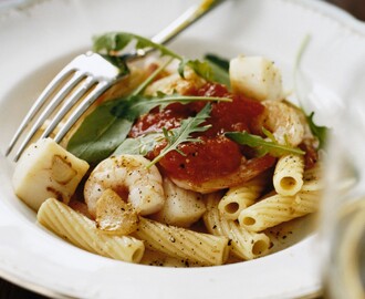 Skaldjurspasta med tomat och ruccola