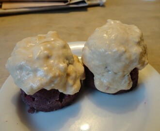 Recept: Kokosmugcakes med bär/kardemumma
