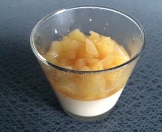Kardemummapannacotta med vanilj- och kanelkokta äpplen