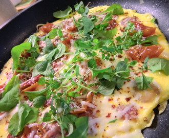 Italiensk omelett med salsiccia, solkyssta körsbärstomater, parmesan och ruccola