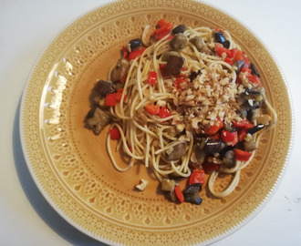 Spaghetti med aubergine, paprika och rostade valnötter
