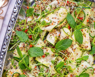 Spansk tortilla med antipasti och tomatsallad