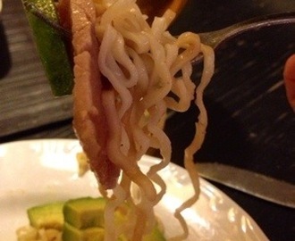 …tonfisk med nudlar och avokado.