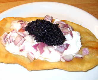 Kamakis vitlöksbröd med yoghurt och svart kaviar (skordópita)