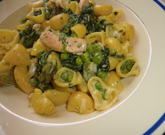 Krämig glutenfri pastagryta med lax och grönsaker - variation på gammalt tema