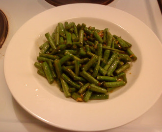 "Yardlong beans" med vitlök och ingefära