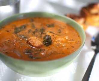 Rödgrön fisksoppa med paprika och spenat