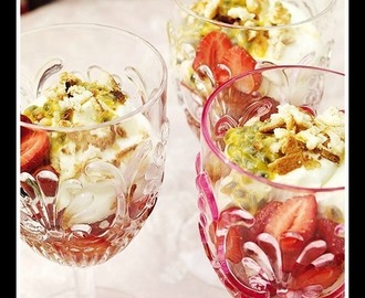 Lyxiga jordgubbar i glas