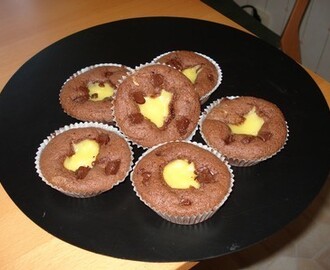 Chokladmuffins med vaniljsås och hackad choklad