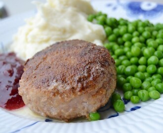 Wallenbergare med potatismos, gröna ärtor och lingonsylt