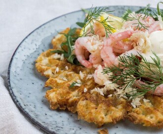 Halloumivåfflor med räkor, smetana och pepparrot | Foodfolder - Vin, matglädje och inspiration!