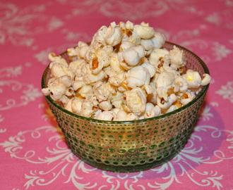 Popcorn poppas i kastrull