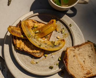 Rostat bröd med jordnötssmör och stekt banan