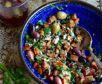 Linssallad med kryddrostad sötpotatis, valnötter och oliver