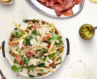 Pastasallad med grillad paprika, pestodressing och parmesan