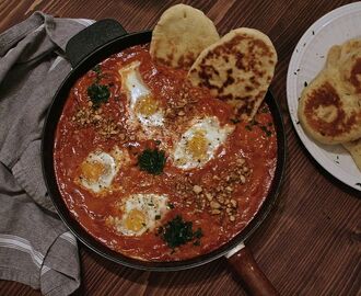 Pocherade ägg i krämig tomatsås med kokosmjölk och garam masala + hembakat naanbröd