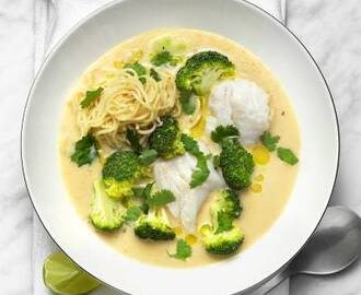 Fiskgryta med nudlar och broccoli