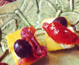 Polentasnittar med soltorkade tomater och oliver